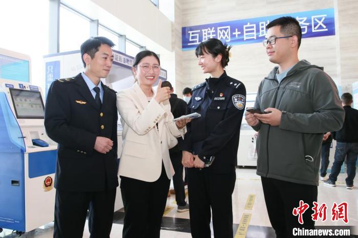 4月10日，安徽合肥，一家運輸企業(yè)負(fù)責(zé)人在工作人員的指導(dǎo)下，使用小程序辦理車管業(yè)務(wù)?！『戏示焦﹫D