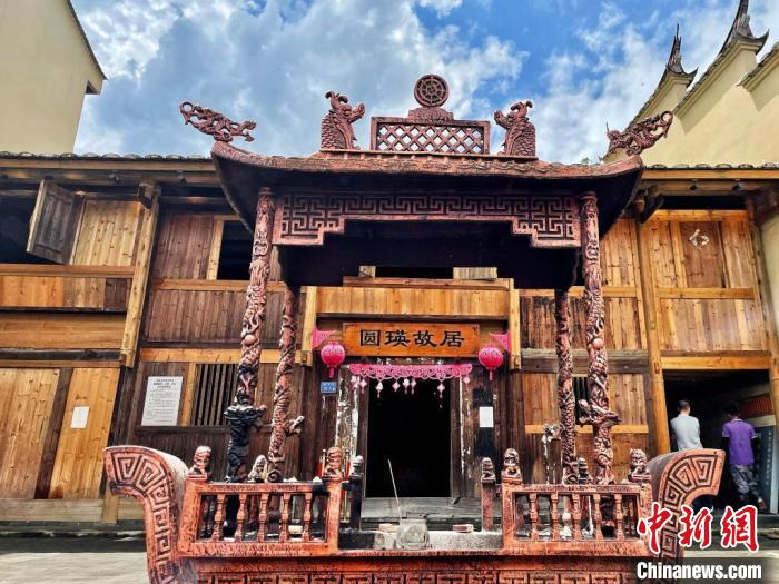 臺灣上趣開新團隊入駐古田縣平湖鎮(zhèn)端上村，以“圓瑛法師故里”為主題打造愛國禪意村?！吻汕?攝