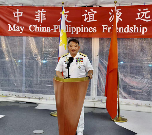 菲海軍司令阿達(dá)奇代表菲馬科斯總統(tǒng)歡迎“戚繼光”艦到訪。中國駐菲律賓大使館供圖