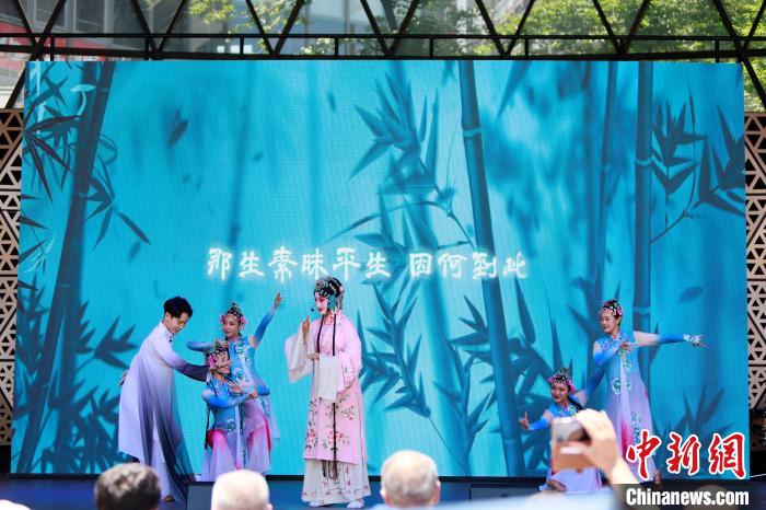 開(kāi)幕式上舞臺(tái)展演之一《水舞昆韻》。