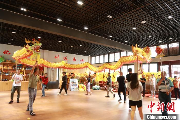 臺胞臺屬體驗舞龍?！≈芪的裙﹫D