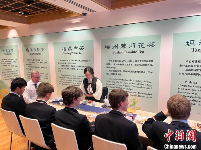 澳大利亞悉尼中學(xué)生參加“茶和天下”雅集文化體驗(yàn)活動(dòng)。　顧時(shí)宏 攝