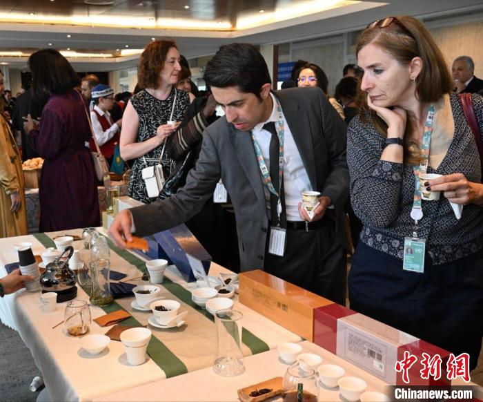 現(xiàn)場觀眾觀看中國展臺茶藝表演、了解茶文化?！【笜?攝
