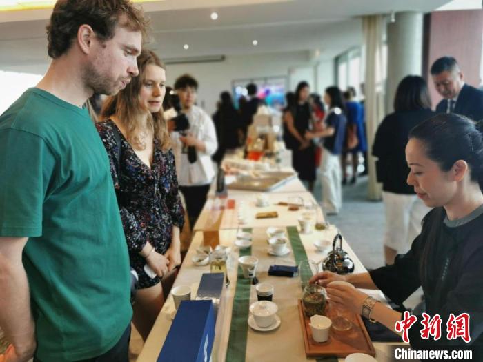 現(xiàn)場觀眾觀看中國展臺茶藝表演、了解茶文化?！【笜?攝
