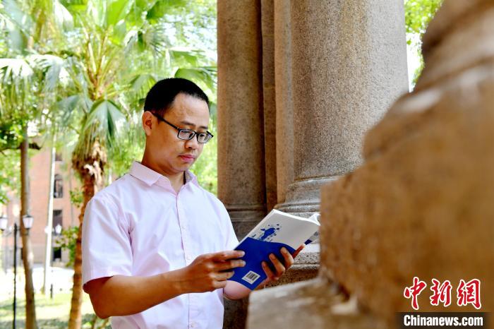 圖為福建師范大學(xué)教育學(xué)院臺灣教師陳昭志正在看書?！蚊?攝