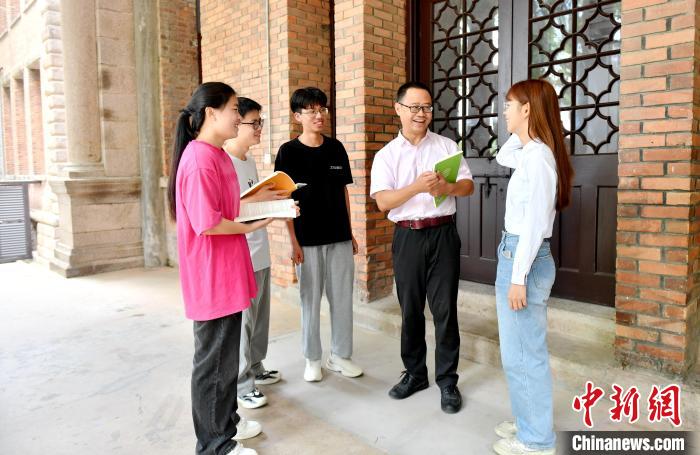 7月4日，臺灣教師陳昭志正在和學(xué)生交流。　呂明 攝