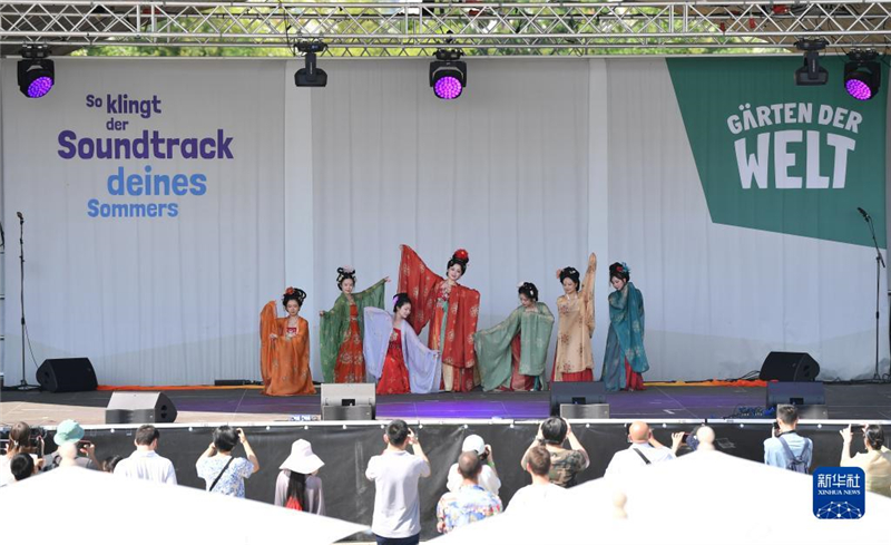 7月8日，在德國柏林世界公園，漢服愛好者進行漢服展示。新華社記者 任鵬飛 攝