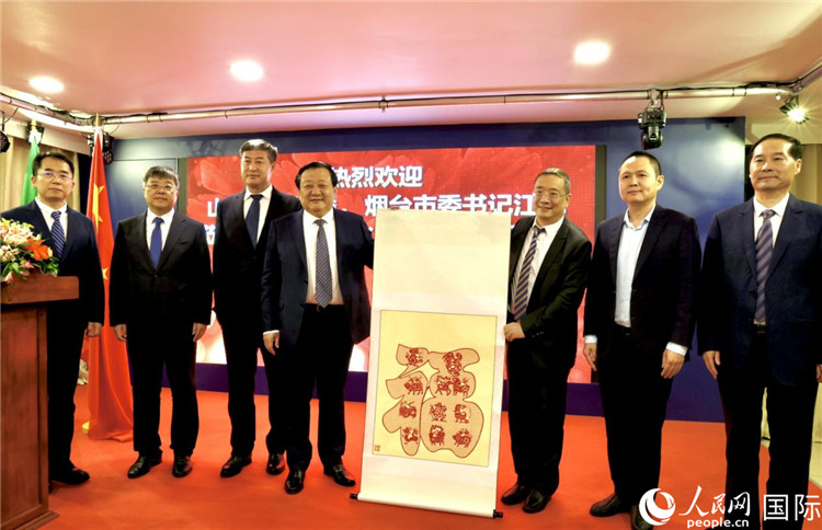 參加座談會(huì)的主要嘉賓合影留念。人民網(wǎng)記者宋亦然攝