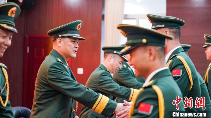 首長(zhǎng)為晉銜官兵頒發(fā)任命狀?！堨狭?攝