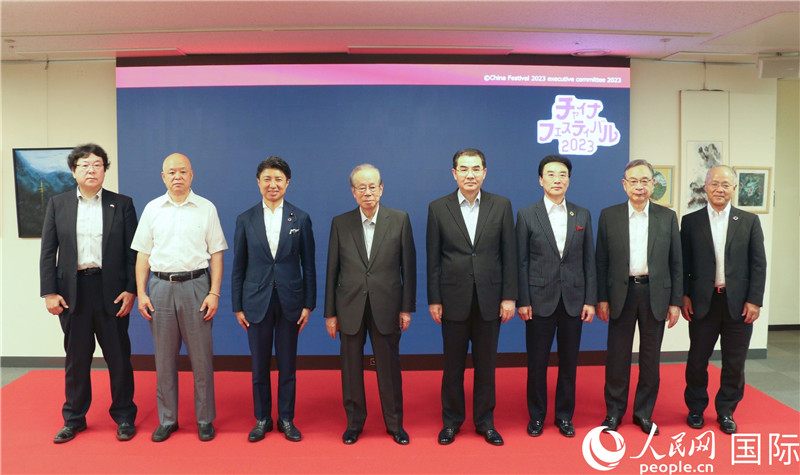 主辦方代表合影。人民網(wǎng) 許可攝