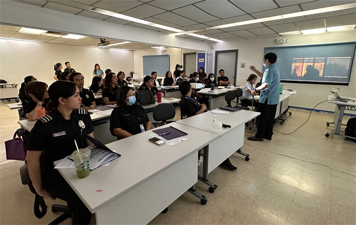 菲律賓移民局官員在移民局總部培訓班參加中文學習。中國駐菲律賓大使館供圖。