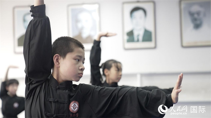 正在練習(xí)劈掛拳的武術(shù)學(xué)童。人民網(wǎng)記者 袁蒙攝