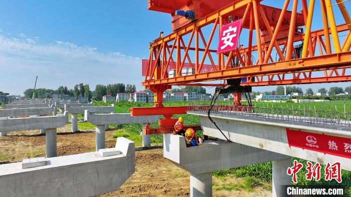 長25米重80噸的箱梁平穩(wěn)、精準地落在S314分離式立交橋25號和26號墩上。　劉玉才 攝