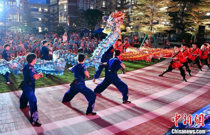 兩岸青少年同臺呈現(xiàn)龍獅表演。　王東明 攝