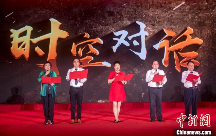 陶侃與陳望道之孫陳曉帆、顏福慶之孫顏志淵、榮毅仁侄女榮智豐深情朗誦《與統(tǒng)戰(zhàn)先輩的時空對話》。　張昊 攝