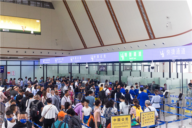 7月22日，乘坐中老鐵路國際旅客列車的旅客在磨憨邊檢大廳排隊候檢。衛(wèi)海林 攝