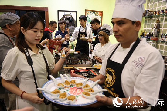 7月19日，參加美食活動的多國代表品嘗泰式傳統(tǒng)美食。人民網(wǎng)記者 張矜若攝