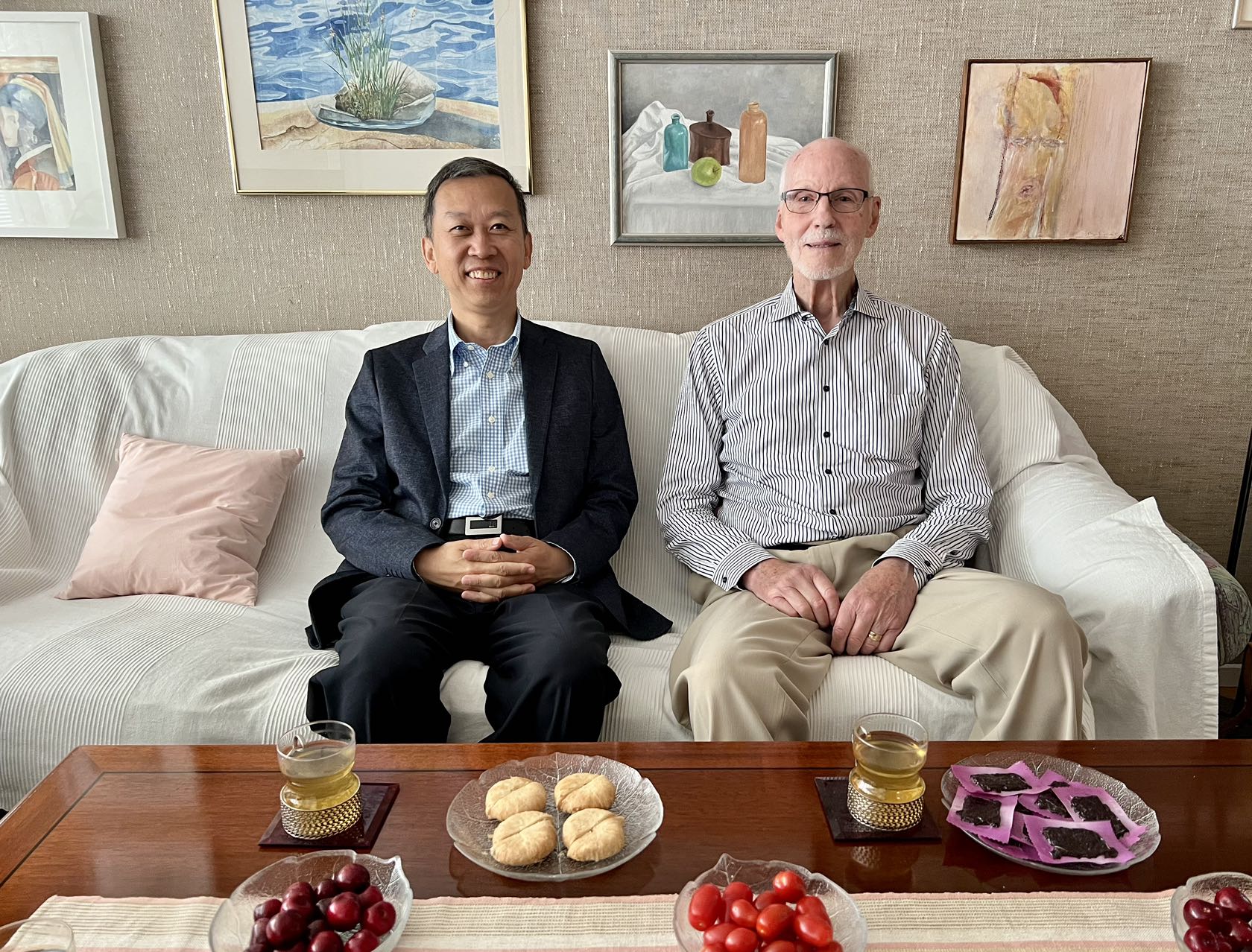 駐瑞典大使崔愛民看望瑞典科學(xué)家。中國駐瑞典大使館供圖