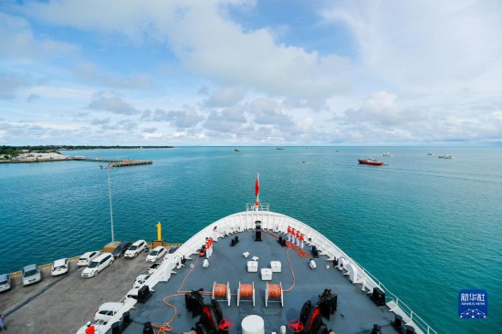 7月22日，中國(guó)海軍“和平方舟”號(hào)醫(yī)院船駛離基里巴斯首都塔拉瓦。當(dāng)?shù)貢r(shí)間22日上午10時(shí)，執(zhí)行“和諧使命-2023”任務(wù)的中國(guó)海軍“和平方舟”號(hào)醫(yī)院船圓滿(mǎn)結(jié)束對(duì)基里巴斯的首次訪問(wèn)，駛離基里巴斯首都塔拉瓦，前往本次任務(wù)的第二站湯加努庫(kù)阿洛法港。新華社發(fā)（黎宇 攝）