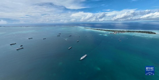7月22日，中國(guó)海軍“和平方舟”號(hào)醫(yī)院船結(jié)束基里巴斯訪問(wèn)，駛離塔拉瓦港。新華社發(fā)（桂江波 攝）