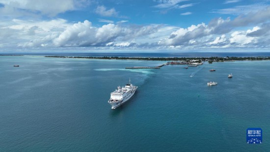 7月22日，中國(guó)海軍“和平方舟”號(hào)醫(yī)院船結(jié)束基里巴斯訪問(wèn)，駛離塔拉瓦港。新華社發(fā)（桂江波 攝）