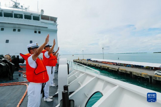 7月22日，中國(guó)海軍“和平方舟”號(hào)醫(yī)院船駛離基里巴斯首都塔拉瓦任務(wù)官兵向送行人群揮手告別。新華社發(fā)（黎宇 攝）