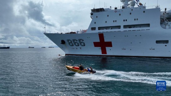 7月22日，中國(guó)海軍“和平方舟”號(hào)醫(yī)院船駛離塔拉瓦港途中，基里巴斯當(dāng)?shù)孛癖婑{船揮手告別。新華社發(fā)（桂江波 攝）