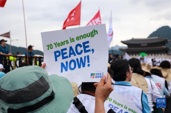 7月22日，在韓國(guó)首爾，人們手舉標(biāo)語參與反戰(zhàn)游行。新華社發(fā)（楊暢 攝）