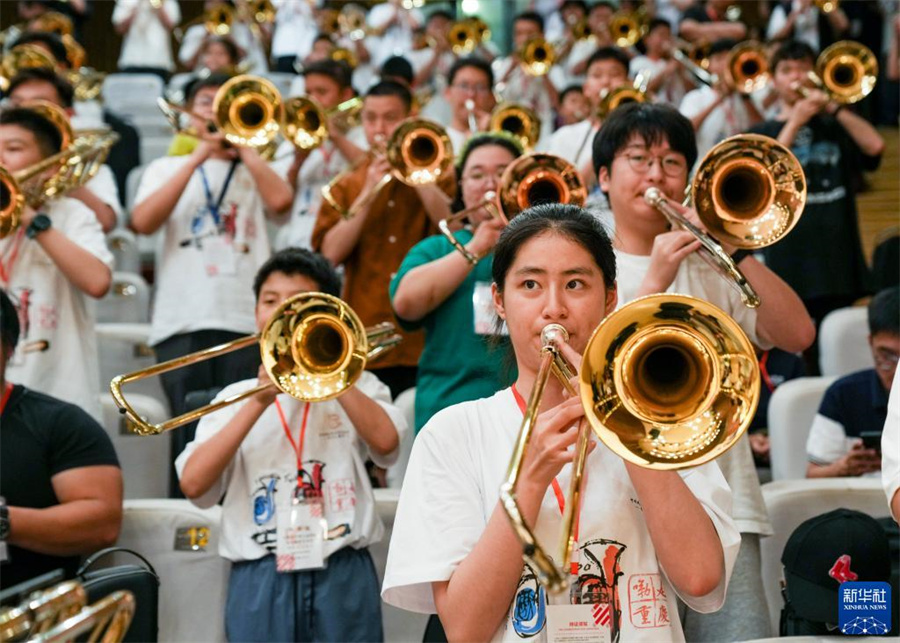 8月1日，在第九屆中國國際低音銅管藝術(shù)節(jié)的一場公益大師課上，低音銅管樂器愛好者在練習(xí)長號。新華社記者 劉潺 攝