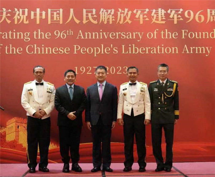 圖為陸慷大使與印尼貴賓合影。中國駐印度尼西亞使館供圖