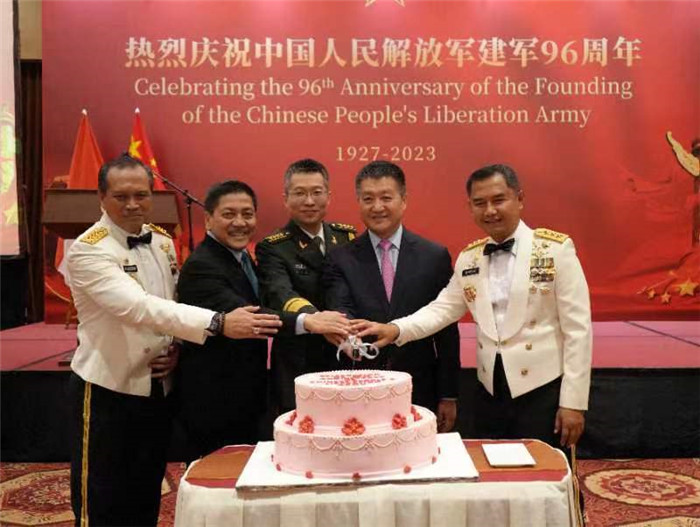 圖為陸慷大使與印尼貴賓共切生日蛋糕。中國駐印度尼西亞使館供圖