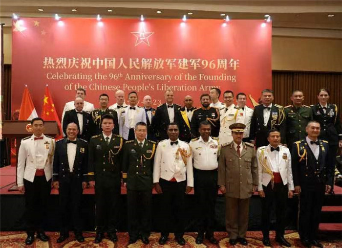 圖為徐勝武官與參加招待會的各國武官、武官處代表合影。中國駐印度尼西亞使館供圖