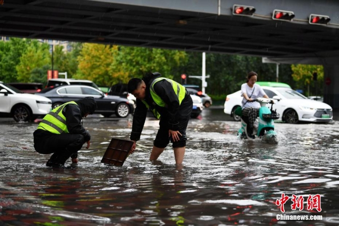 7月30日，河北省持續(xù)發(fā)布暴雨紅色預警信號。受今年第5號臺風“杜蘇芮”殘余環(huán)流影響，7月28日以來，地處華北地區(qū)的河北省大部出現降雨。30日17時，該省氣象臺發(fā)布當日第三次暴雨紅色預警信號。石家莊市城區(qū)不少區(qū)域積水嚴重，城管、環(huán)衛(wèi)、園林、市政等部門緊急出動，聯(lián)合疏堵保暢，筑牢防汛安全屏障。圖為石家莊裕華區(qū)城管局防汛隊員對沿街收水井進行雜物清理，以保證排水暢通。翟羽佳 攝