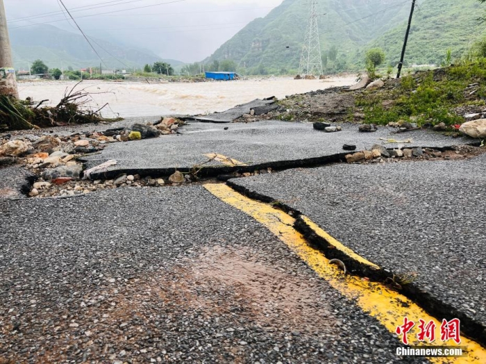 受臺風(fēng)“杜蘇芮”影響，7月29日至8月1日，河北省淶水縣普降暴雨，持續(xù)強降雨和強風(fēng)天氣引發(fā)洪水險情。連日來，當(dāng)?shù)亟M織數(shù)千人搶險救援隊伍，集中力量加快排水、清理路面、救援拋錨車輛、搶修倒伏電線桿等工作。8月1日，方便面、飲用水、火腿腸、面包等首批調(diào)撥救災(zāi)物資送抵救災(zāi)一線，并于當(dāng)天發(fā)放到受災(zāi)群眾手中。目前，淶水縣受損交通、電力、通信等基礎(chǔ)設(shè)施正在加緊搶修，山區(qū)受困人員已分批轉(zhuǎn)移，各項搶險救災(zāi)工作正在有序進行中。圖為淶水縣婁村鎮(zhèn)南安莊村被洪水沖毀的路面。(文/呂子豪 楊猛)李金璐 攝