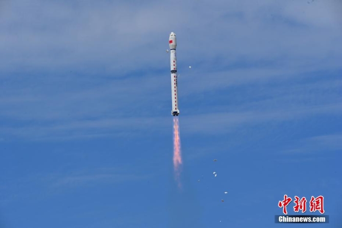 8月3日11時(shí)47分，中國(guó)在酒泉衛(wèi)星發(fā)射中心用長(zhǎng)征四號(hào)丙遙四十四運(yùn)載火箭，成功發(fā)射風(fēng)云三號(hào)06星，衛(wèi)星順利進(jìn)入預(yù)定軌道，任務(wù)取得圓滿成功。該衛(wèi)星將接替在軌超期服役的風(fēng)云三號(hào)C星，探測(cè)數(shù)據(jù)主要用于天氣預(yù)報(bào)、大氣化學(xué)和氣候變化監(jiān)測(cè)業(yè)務(wù)及研究。汪江波 攝
