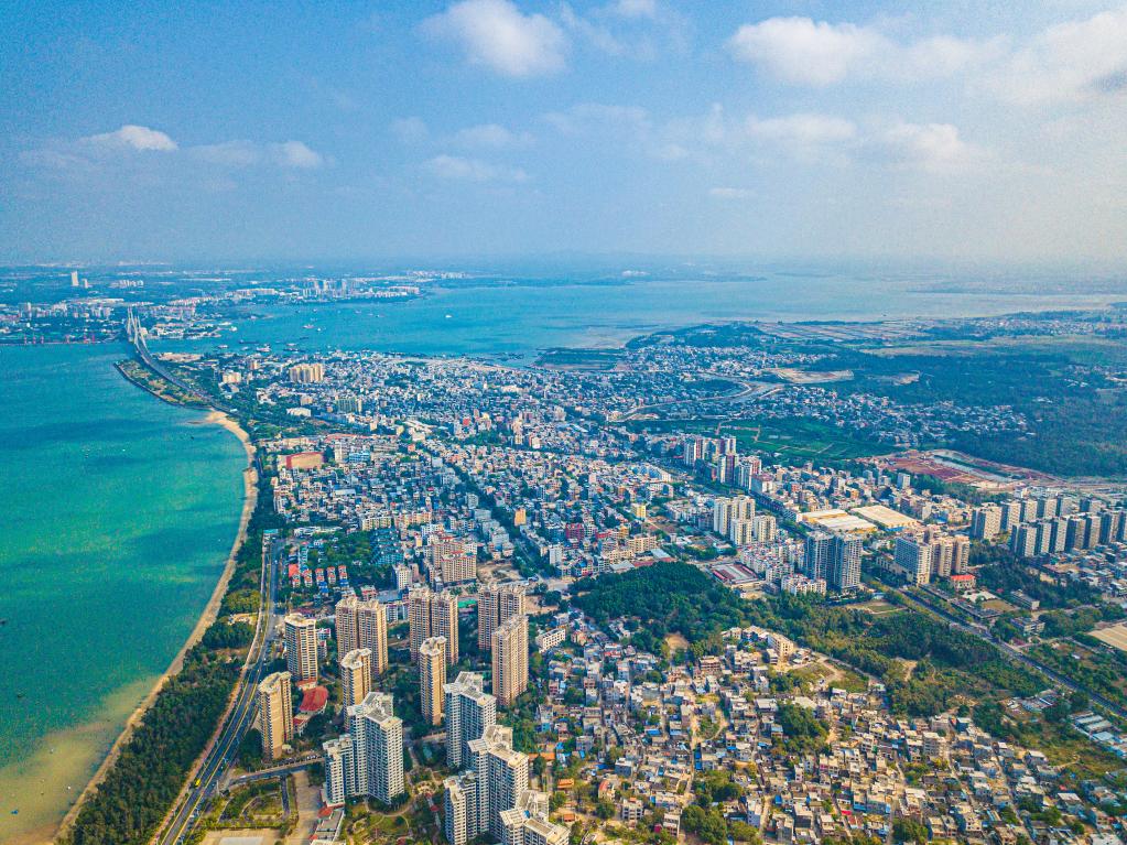 這是海南自貿(mào)港重點(diǎn)園區(qū)——洋浦經(jīng)濟(jì)開發(fā)區(qū)所在的環(huán)新英灣地區(qū)（無(wú)人機(jī)照片，2023年2月26日攝）。新華社記者 蒲曉旭 攝