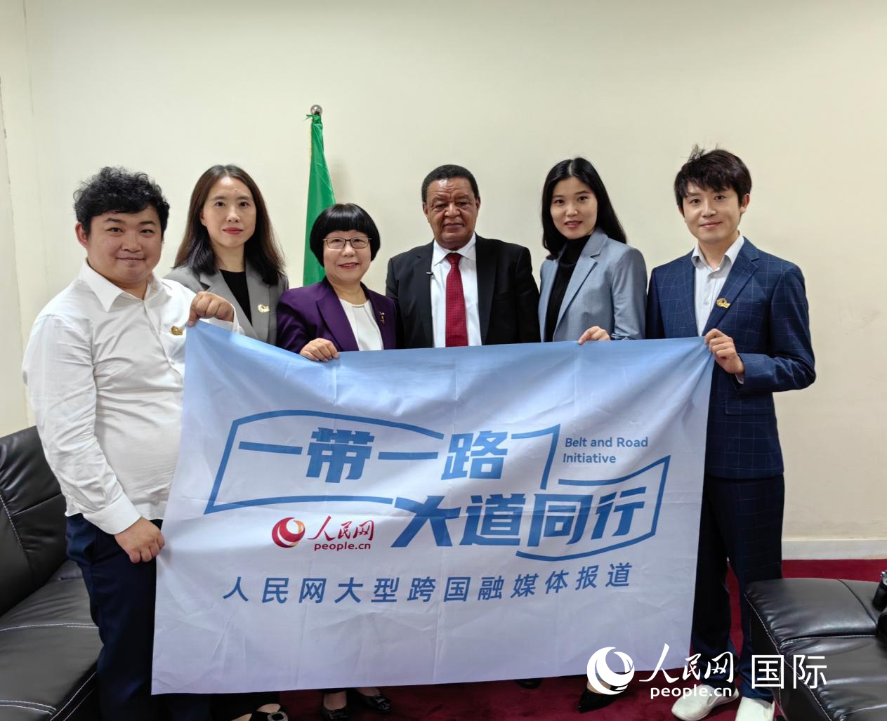 穆拉圖·特肖梅與人民網(wǎng)記者合影。