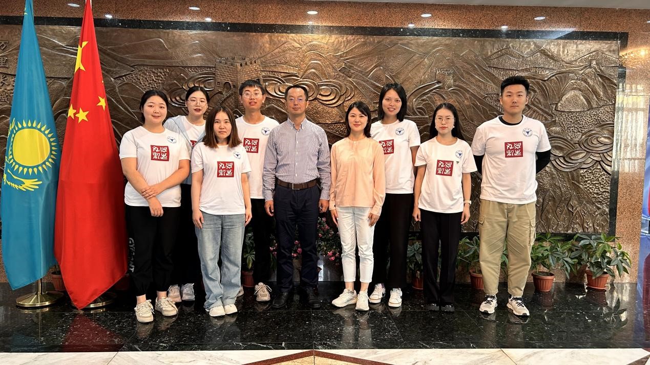 浙江大學(xué)實(shí)踐團(tuán)拜訪(fǎng)中國(guó)駐阿拉木圖總領(lǐng)館。浙江大學(xué)供圖