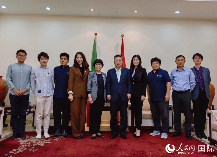 趙志遠(yuǎn)大使（右五）、使館工作人員與人民網(wǎng)記者合影。