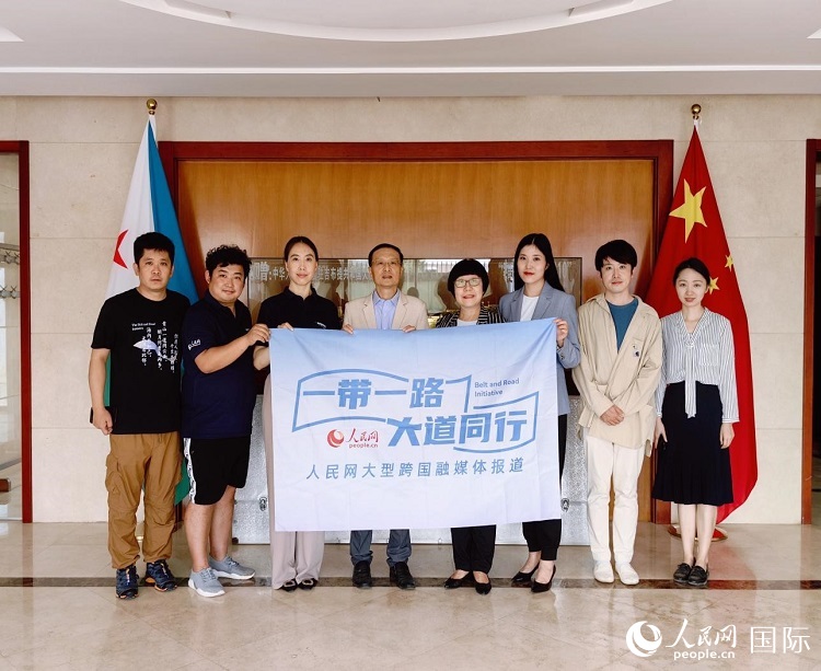 胡斌大使（左四）、使館工作人員與人民網(wǎng)記者合影。