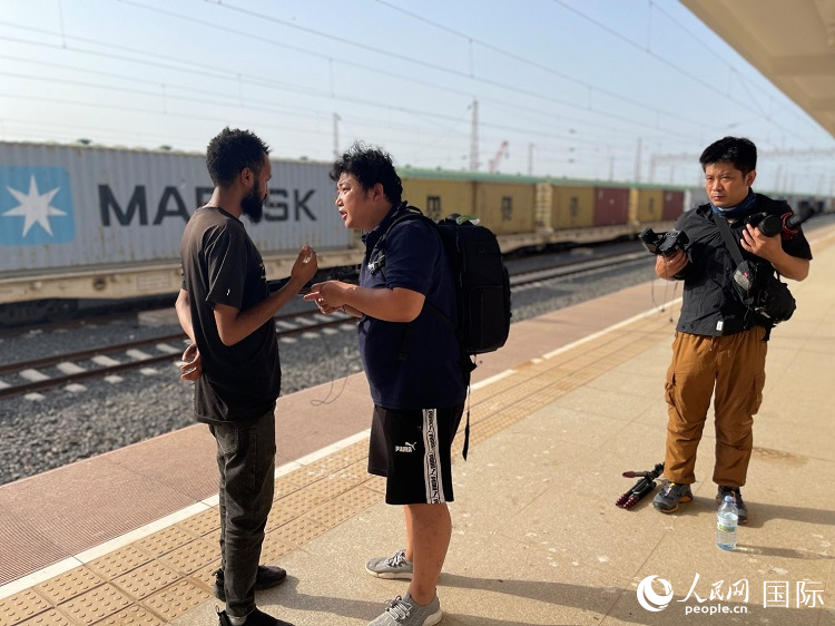 亞吉鐵路吉布提線工作人員介紹列車(chē)運(yùn)營(yíng)情況。人民網(wǎng)記者 趙艷紅攝