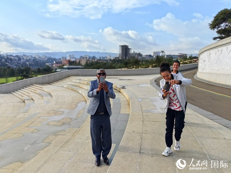 亞的斯亞貝巴友誼廣場(chǎng)的游客與人民網(wǎng)記者互動(dòng)。人民網(wǎng)記者 陳星星攝
