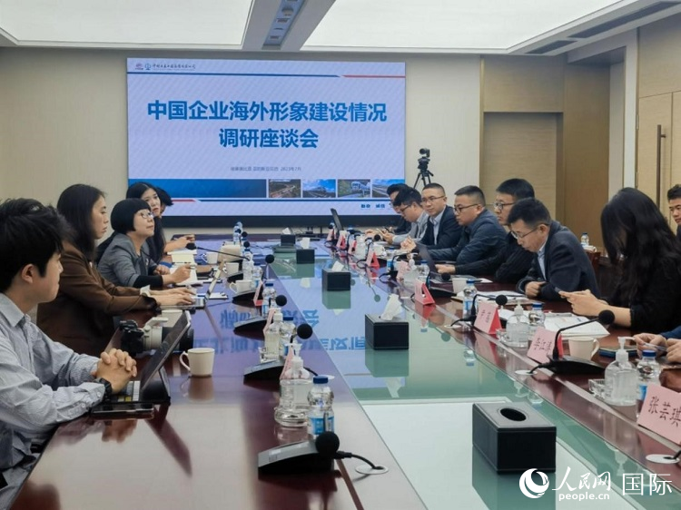 埃塞俄比亞中國(guó)商會(huì)企業(yè)代表與人民網(wǎng)記者座談。人民網(wǎng)記者 劉寧攝