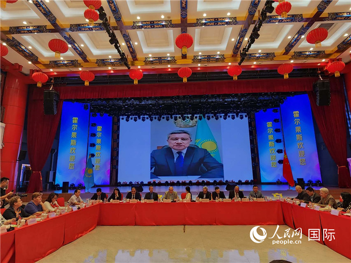 哈外交部駐阿拉木圖副代表拉伊莫夫視頻致辭。人民網(wǎng)記者 李強(qiáng)攝