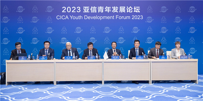 2023亞信青年發(fā)展論壇嘉賓發(fā)言現(xiàn)場(chǎng)。人民畫報(bào)供圖
