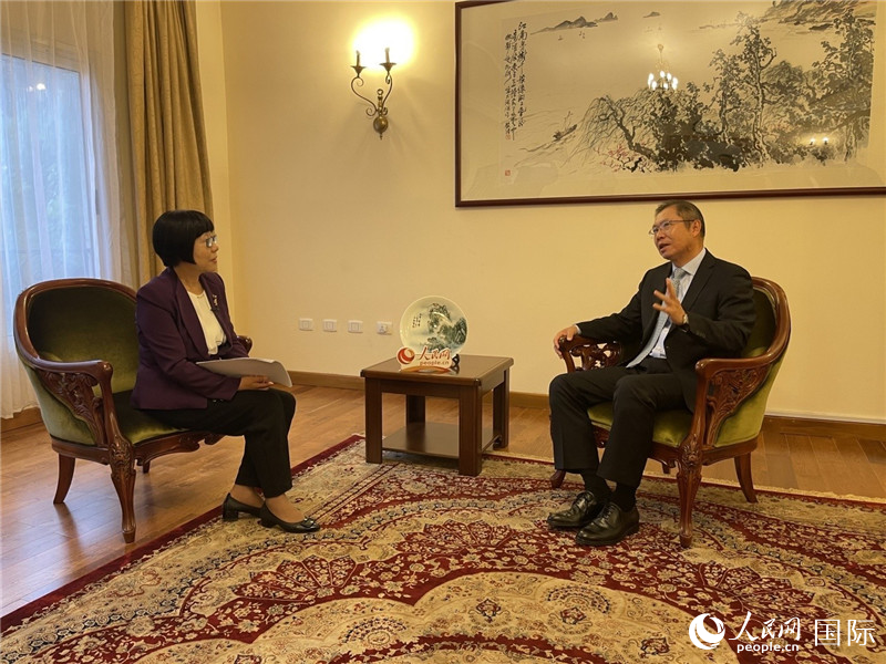 胡長(zhǎng)春大使接受人民網(wǎng)記者唐維紅采訪。人民網(wǎng)記者 趙艷紅攝