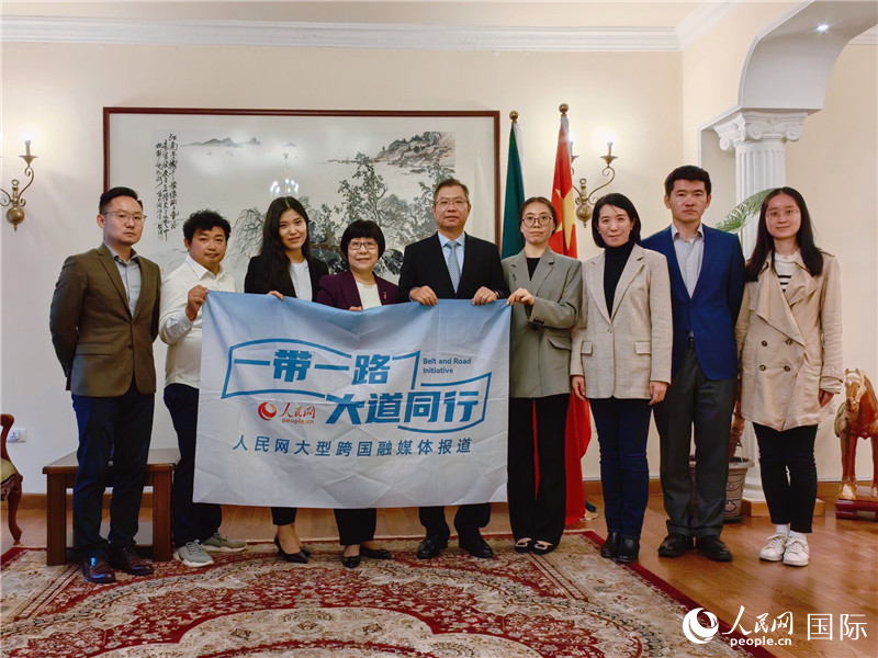 胡長(zhǎng)春大使、駐非盟使團(tuán)工作人員與人民網(wǎng)記者合影。