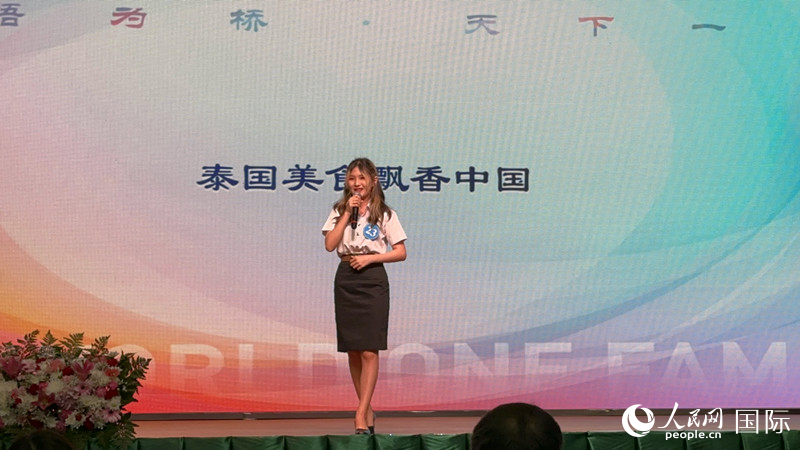 榮獲世界大學(xué)生中文比賽亞洲冠軍的泰國(guó)選手。人民網(wǎng)記者 孫廣勇攝