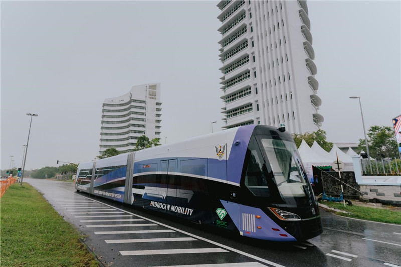 9月6日下午，由中車株洲所自主研發(fā)制造的全球首輛氫能源智軌電車正式亮相馬來西亞砂拉越州古晉市。中車株洲所供圖