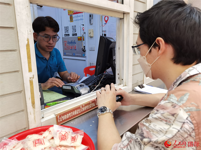 市民在活動(dòng)現(xiàn)場(chǎng)捐贈(zèng)善款。人民網(wǎng)記者 白元琪攝